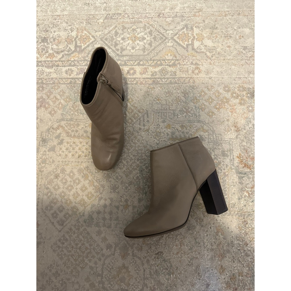 Women's Tory Burch Beige Leather Ankle Boots with Brown Heels, Size 7.5